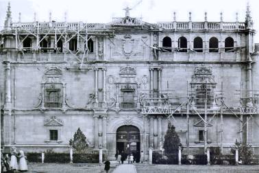Colegio Mayor de San Ildefonso durante las obras de restauración de 1914-1920. Fotografía de Ricardo Orueta