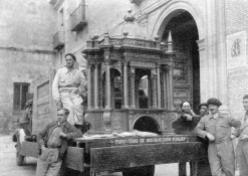 Cargando la parte superior del baldaquino para su traslado a Madrid en la Guerra Civil (11/03/1938) Fotografía de Aurelio Pérez Rioja para la Junta del Tesoro Artístico, IPCE